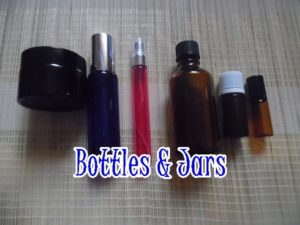 Bottles and jars na sisidlan ng mga sangkap.