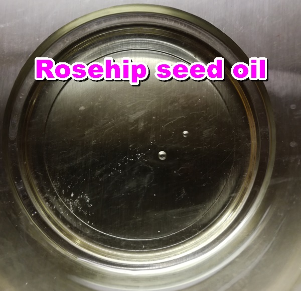 Rosehip seed oil na ginagamit sa balat at buhok dahil sa benepisyo nitong hatid.