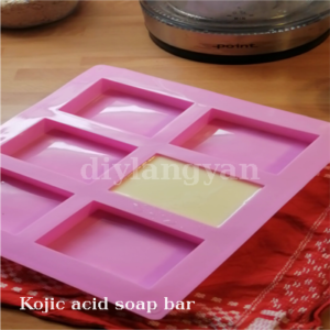 Kojic acid soap bar na gawa sa castile soap at kojic acid powder na maaaring gawin sa bahay o DIY.