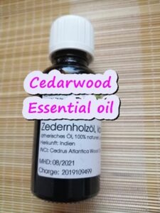 Gamit at benepisyo ng cedarwood essential oil na nasa brown bottle